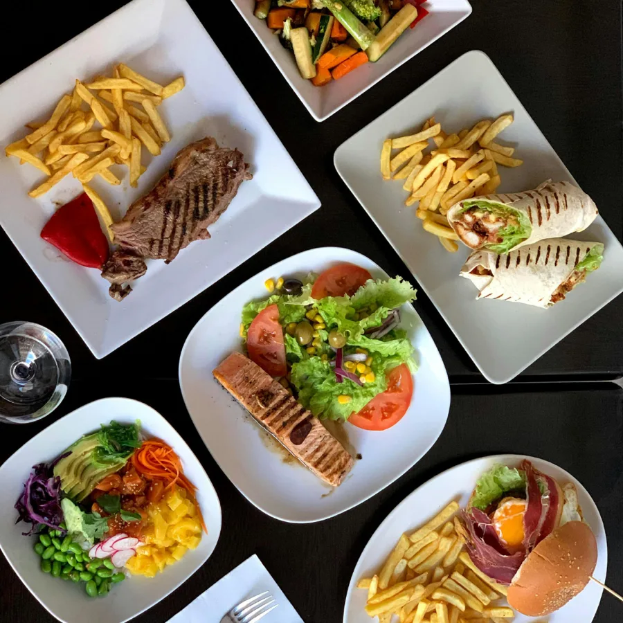 Talíře s jídlem: losos se salátem, steak, wrapy i hranolky
